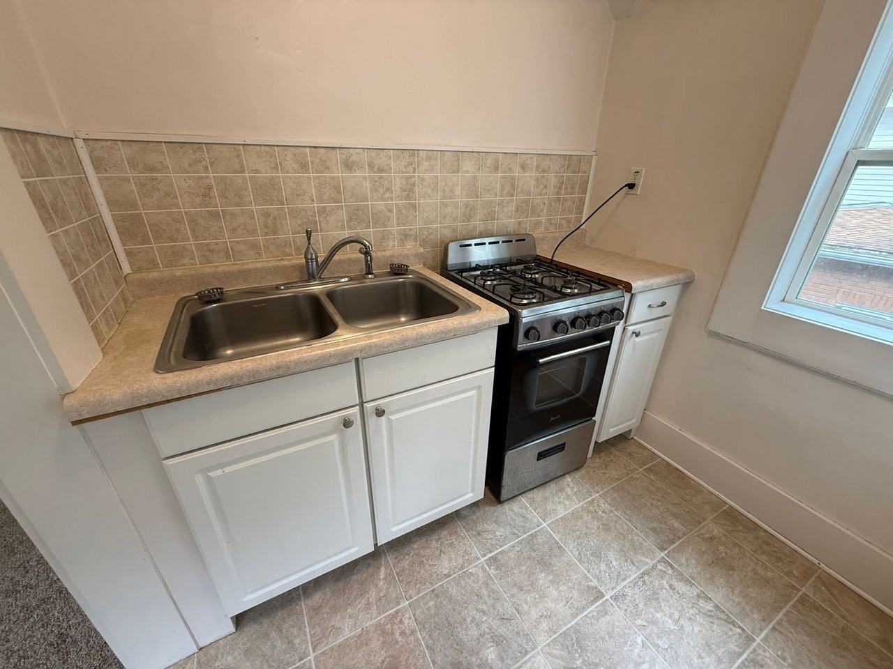 824 Center St W - Photo 6 of 11