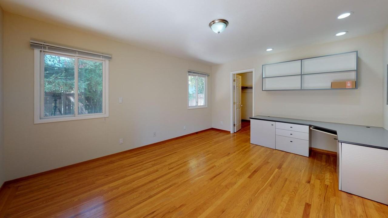 Light-Filled Palo Alto home with beautiful backyard - Photo 5 of 16