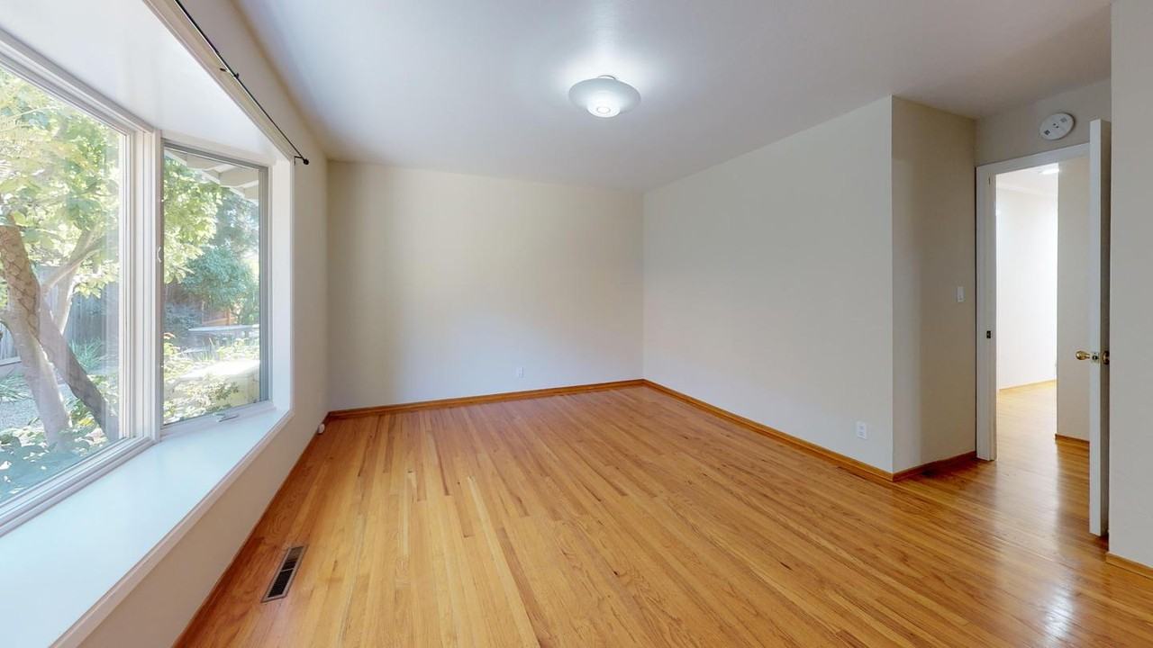 Light-Filled Palo Alto home with beautiful backyard - Photo 6 of 16