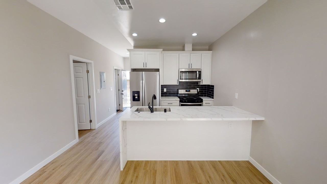 5117 Ewing St - Photo 5 of 26