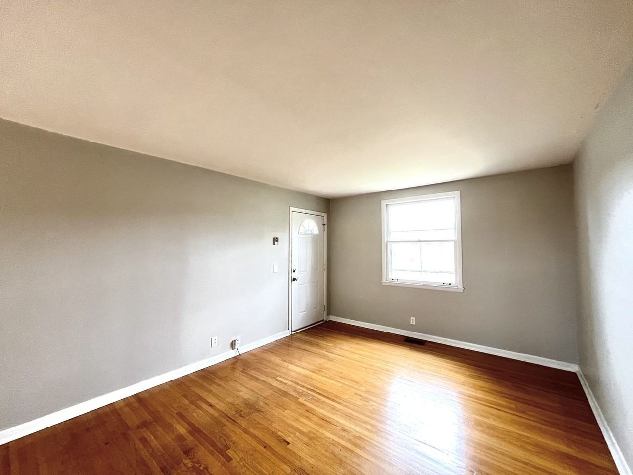 439 Capri Drive - Photo 4 of 17