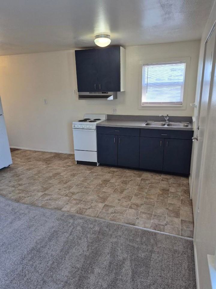 2412 1/2 Everett Ave - Photo 7 of 24