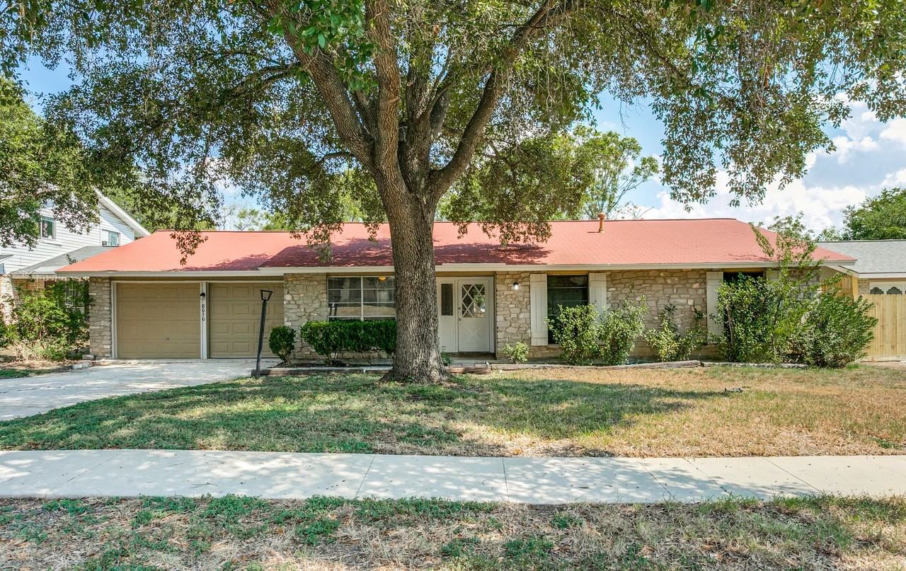 8010 Lake Frst - Photo 2 of 25