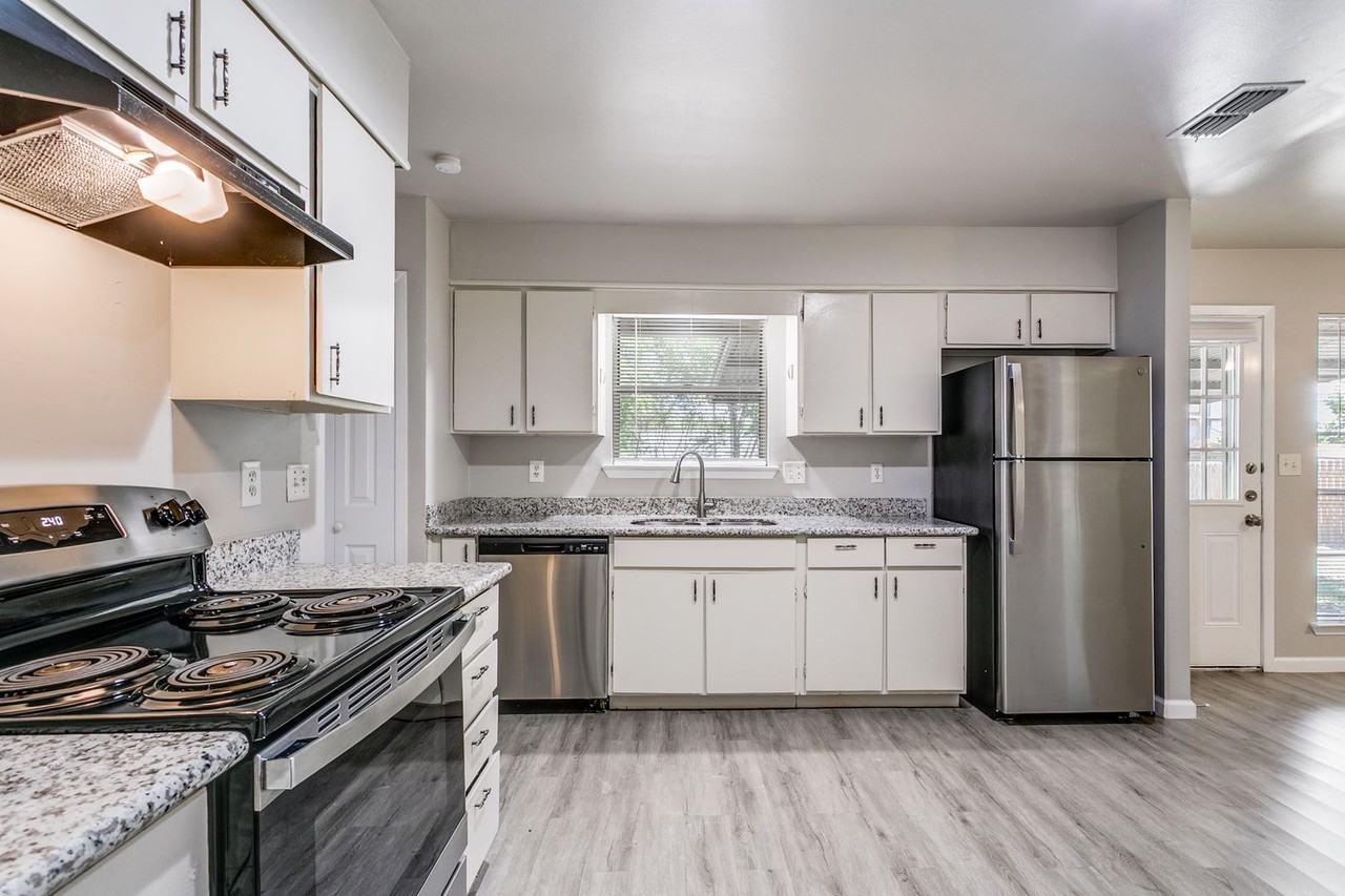 8010 Lake Frst - Photo 3 of 25