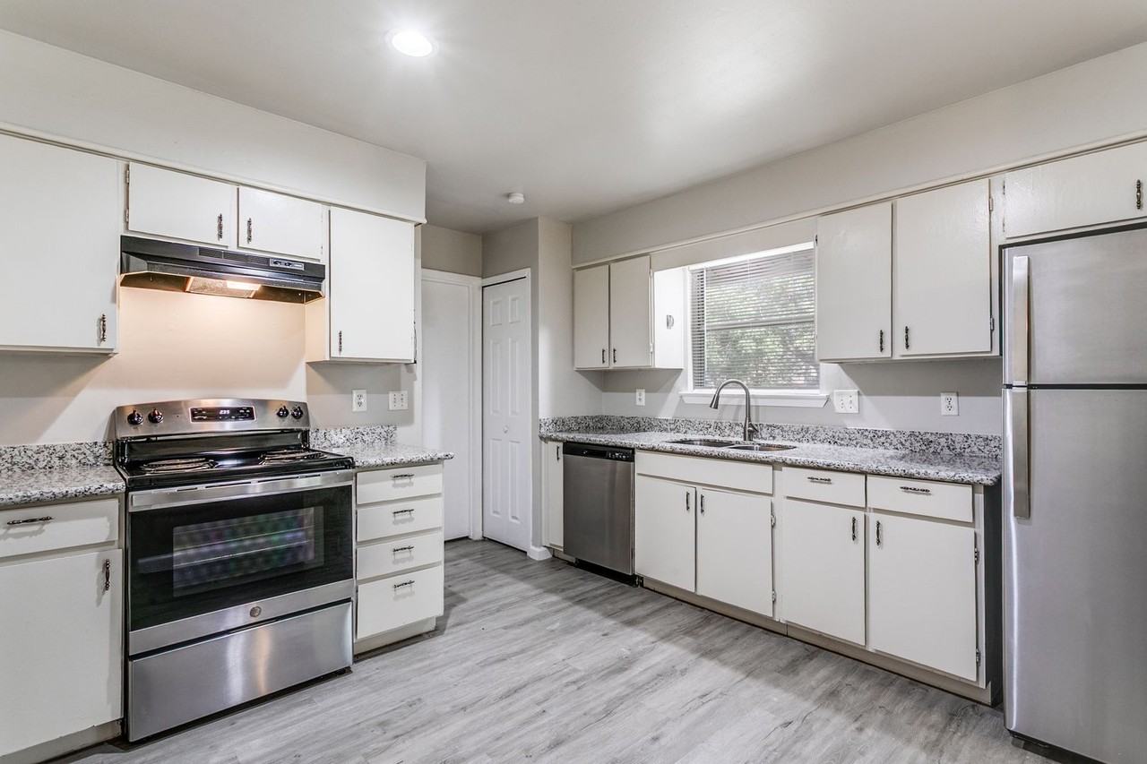 8010 Lake Frst - Photo 4 of 25