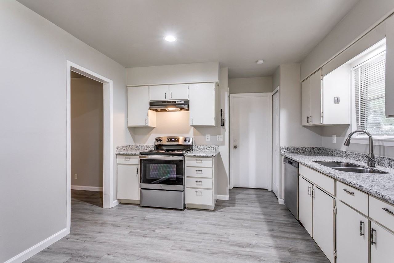 8010 Lake Frst - Photo 5 of 25