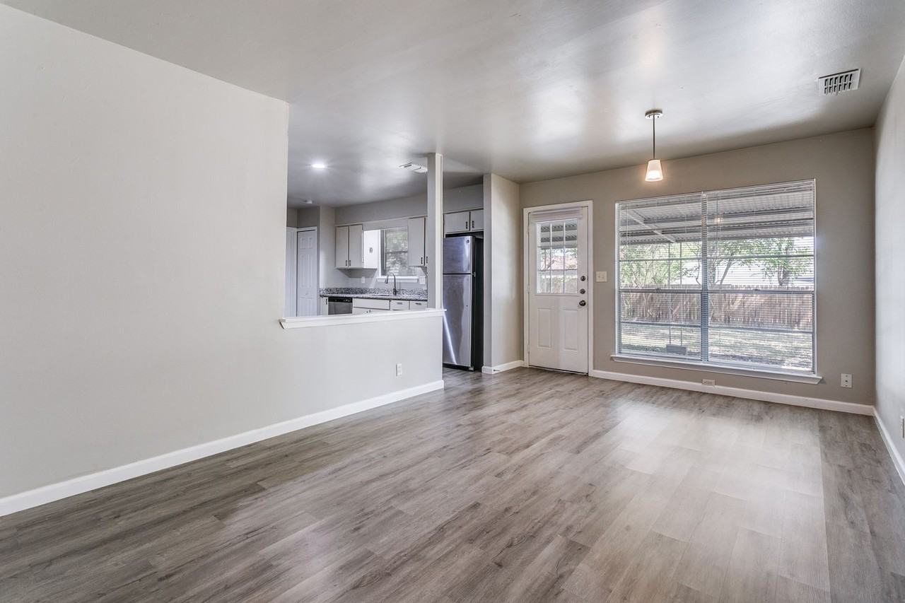8010 Lake Frst - Photo 6 of 25