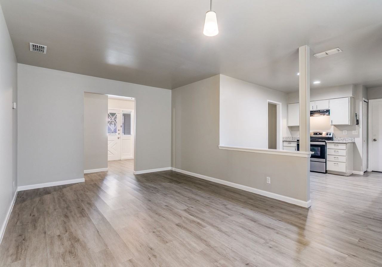 8010 Lake Frst - Photo 7 of 25