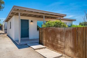featured image of 1402 E Elm St