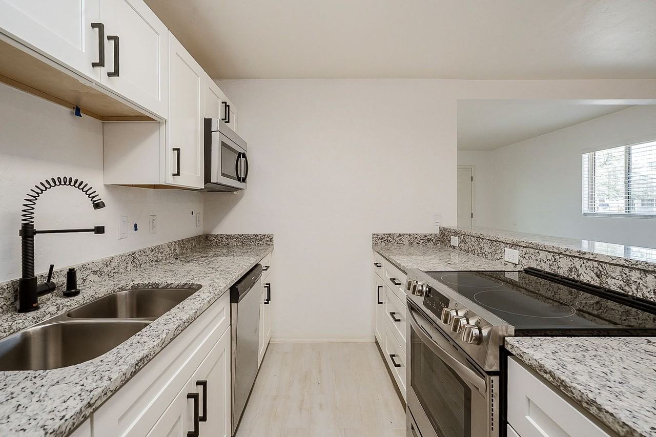 1402 E. Elm St. - Photo 5 of 50