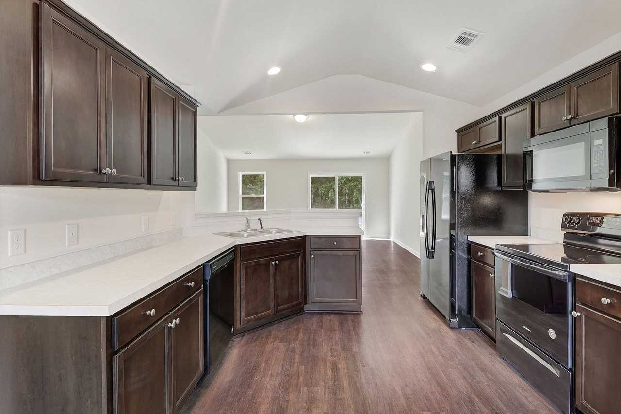 205 Willis Way - Photo 6 of 15