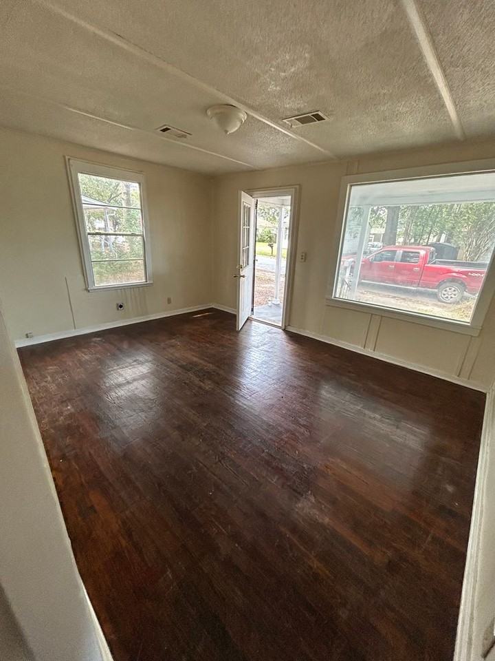 102 Wilson Street - Photo 6 of 7