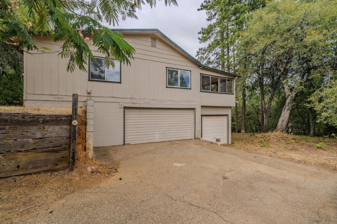 13890 Druid Ln - Photo 3 of 35