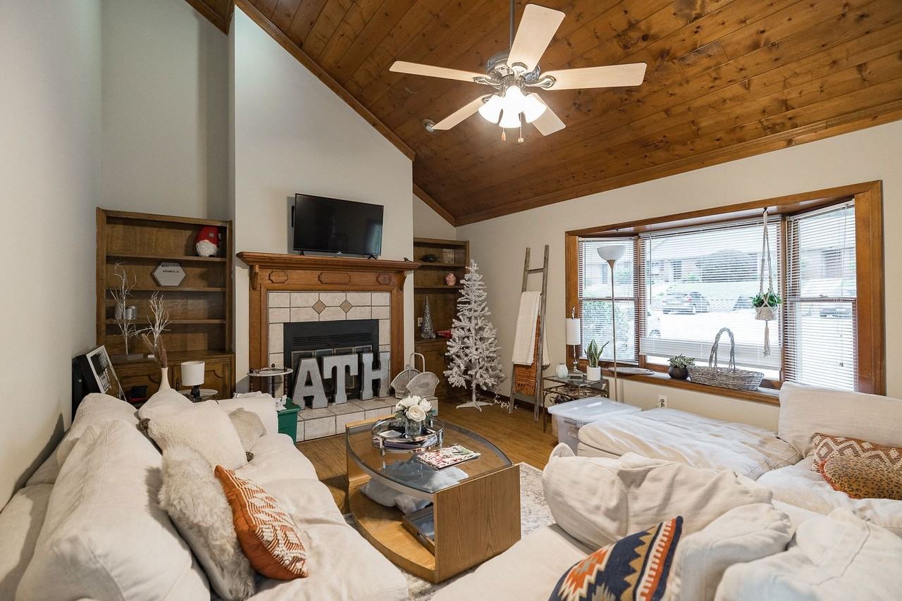 216 Eaglewood Ct - Photo 5 of 36