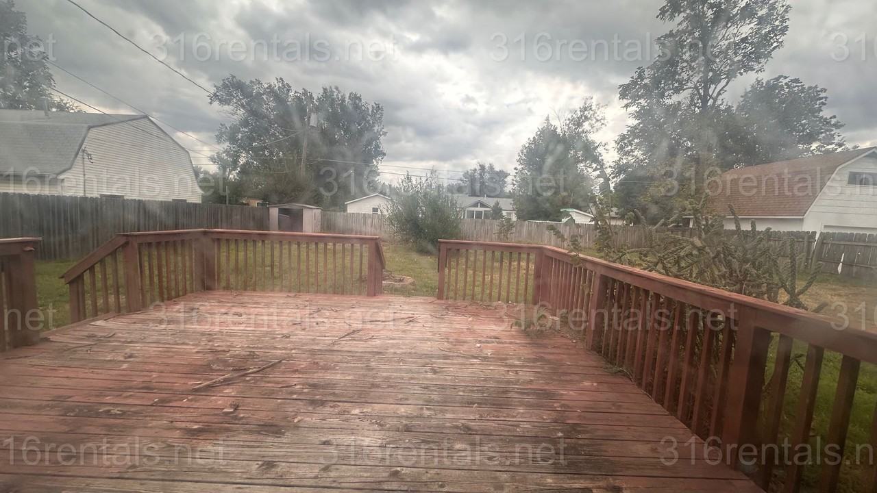 136 S Tracy St - Photo 2 of 19