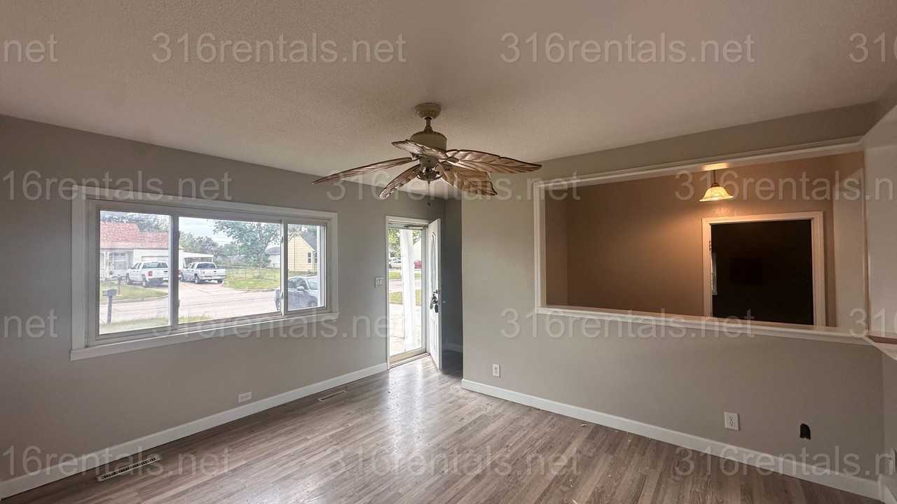 136 S Tracy St - Photo 3 of 19