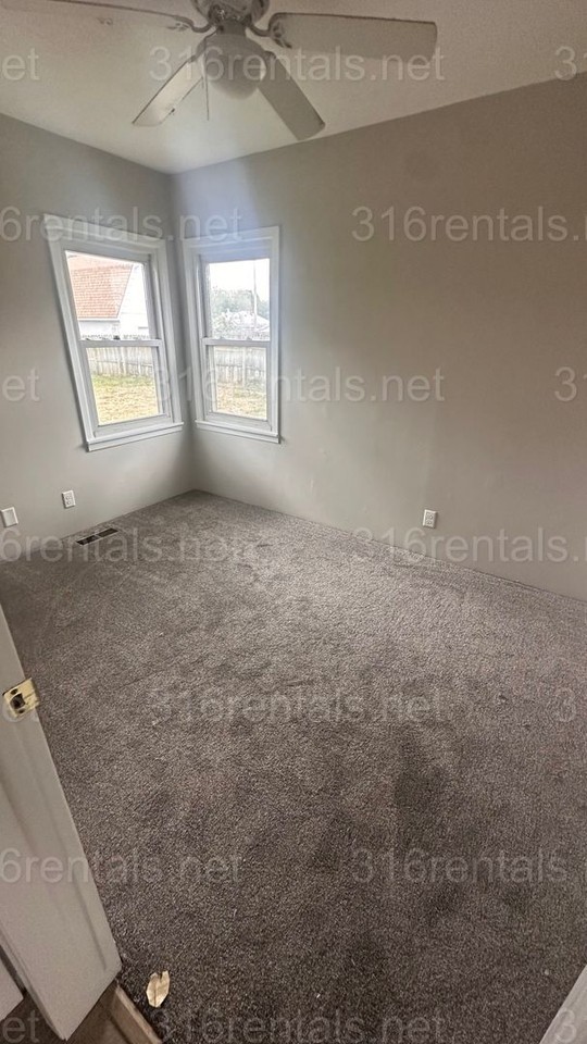 136 S Tracy St - Photo 4 of 19