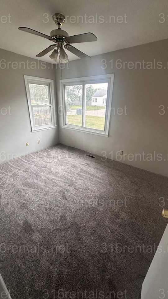 136 S Tracy St - Photo 5 of 19