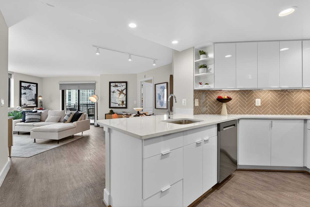 Richmond Square - Photo 5 of 30