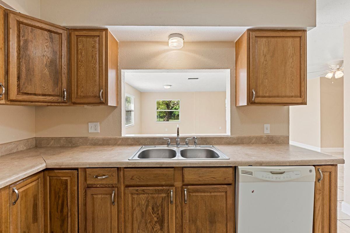 8949 Chatham St - Photo 4 of 33