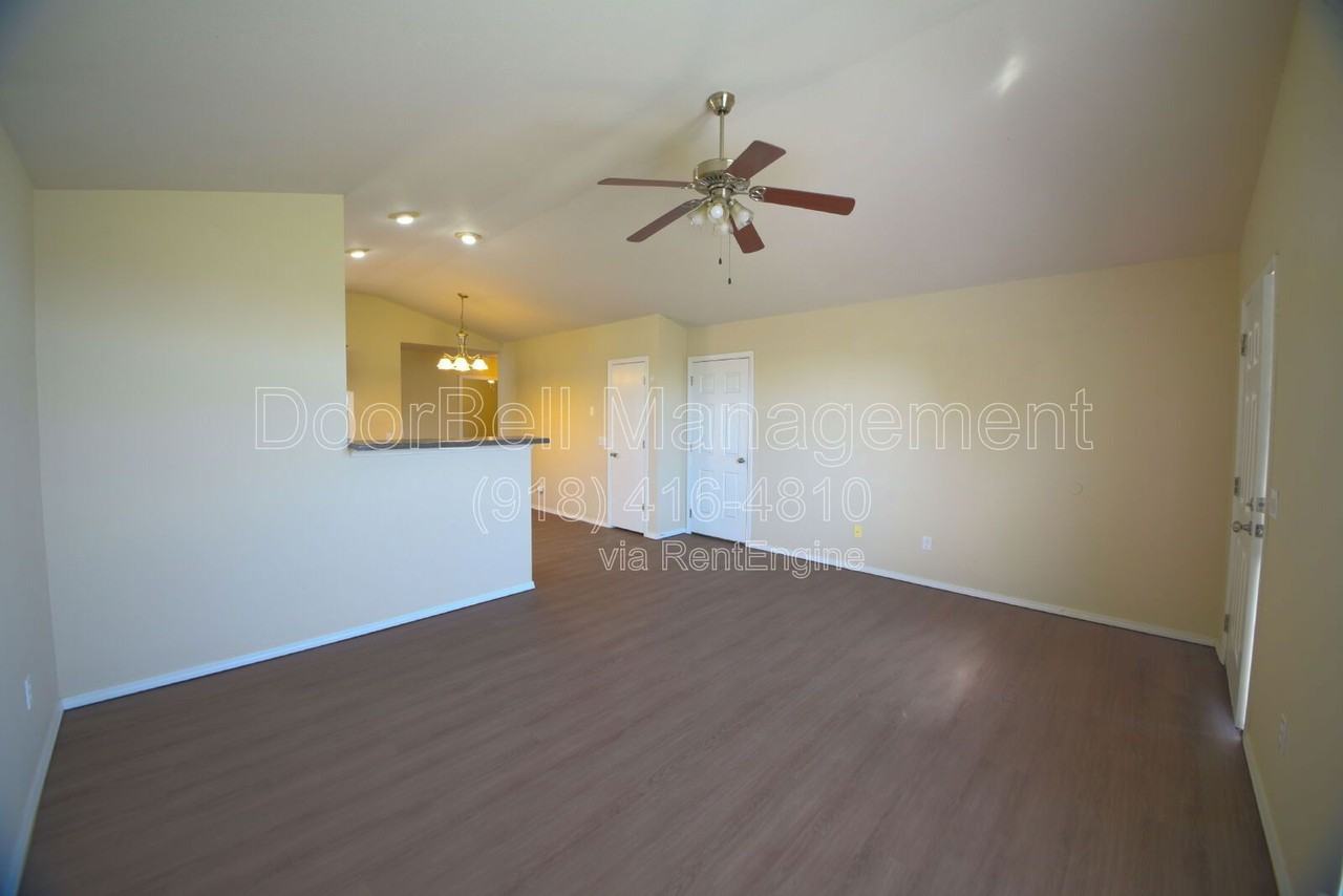 89 W Fairlane Ct - Photo 4 of 23