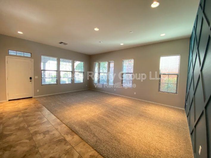 4442 N Jackson Ct - Photo 5 of 42