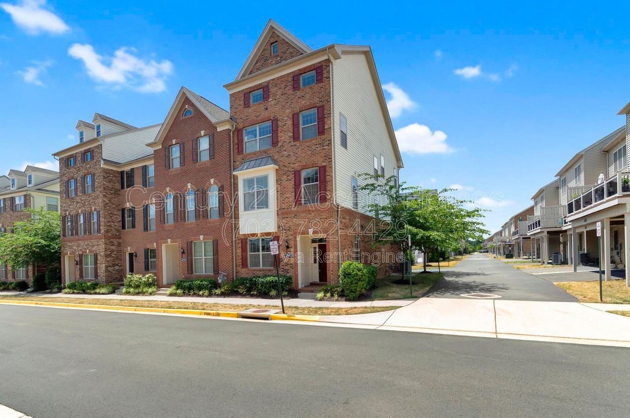 22447 Norwalk Sq - Photo 2 of 35