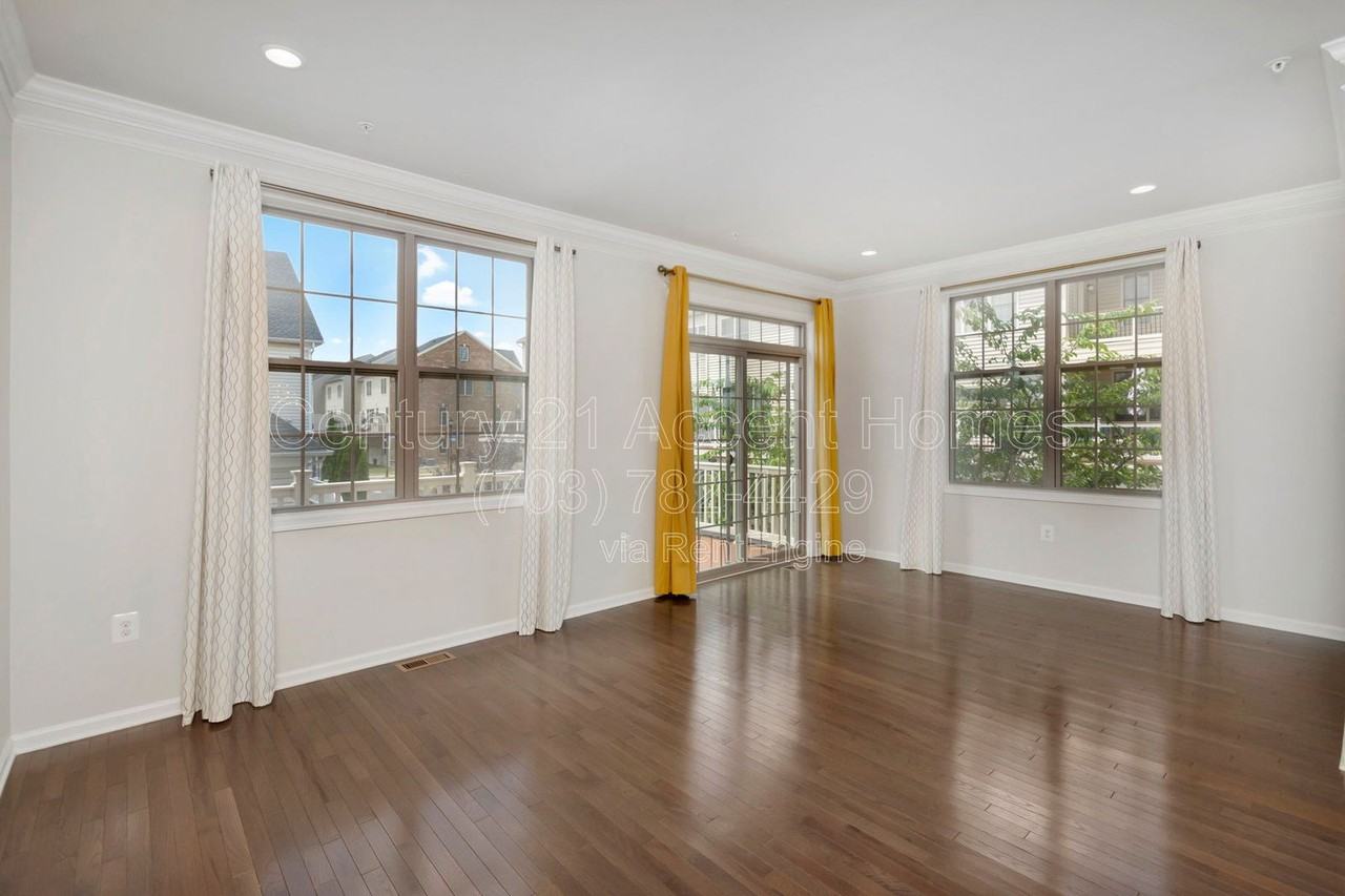 22447 Norwalk Sq - Photo 3 of 35