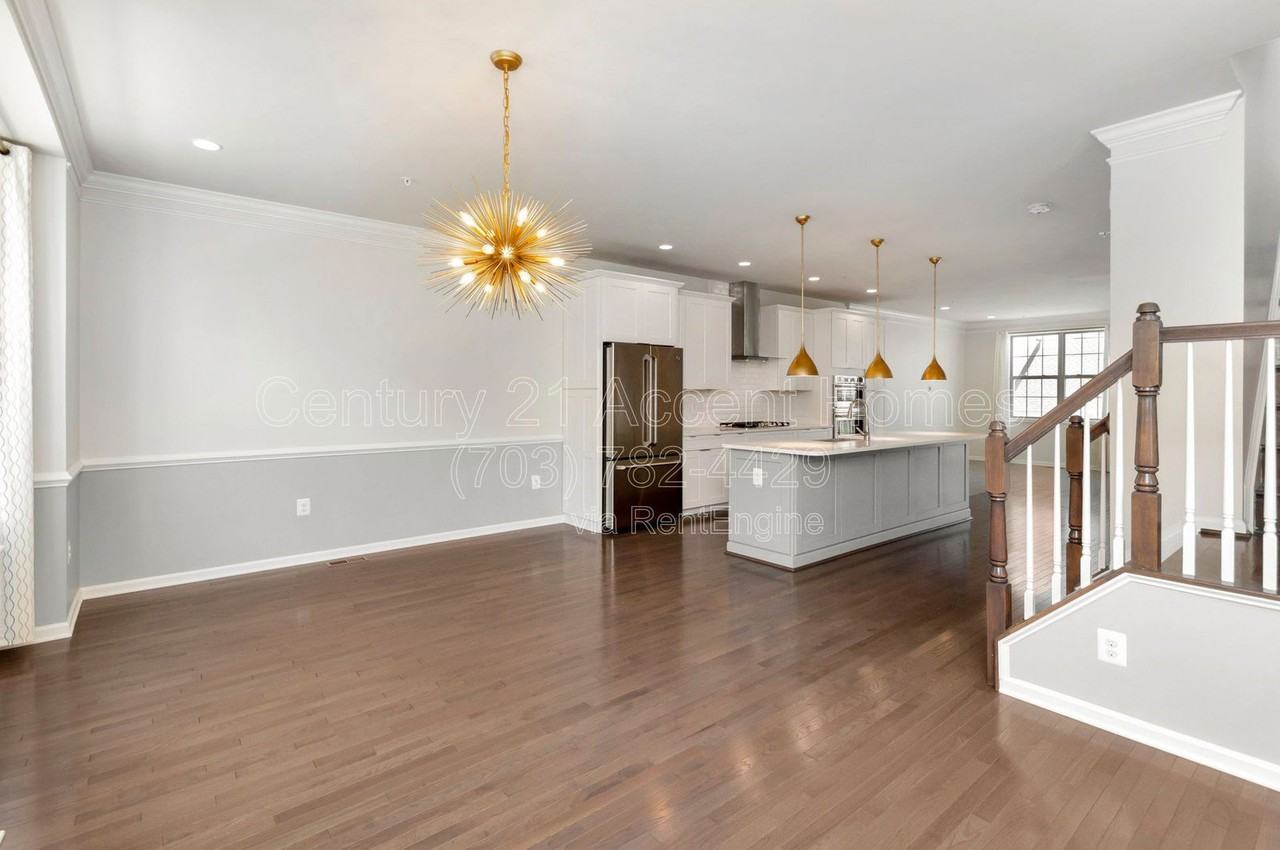 22447 Norwalk Sq - Photo 4 of 35