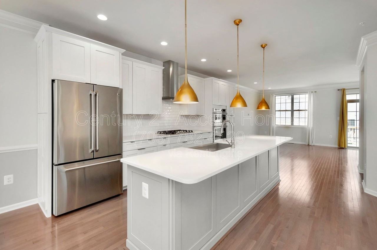 22447 Norwalk Sq - Photo 5 of 35