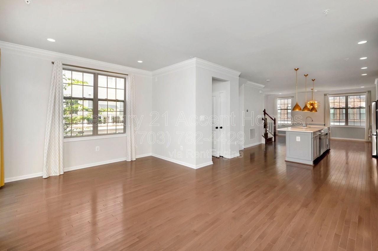 22447 Norwalk Sq - Photo 6 of 35