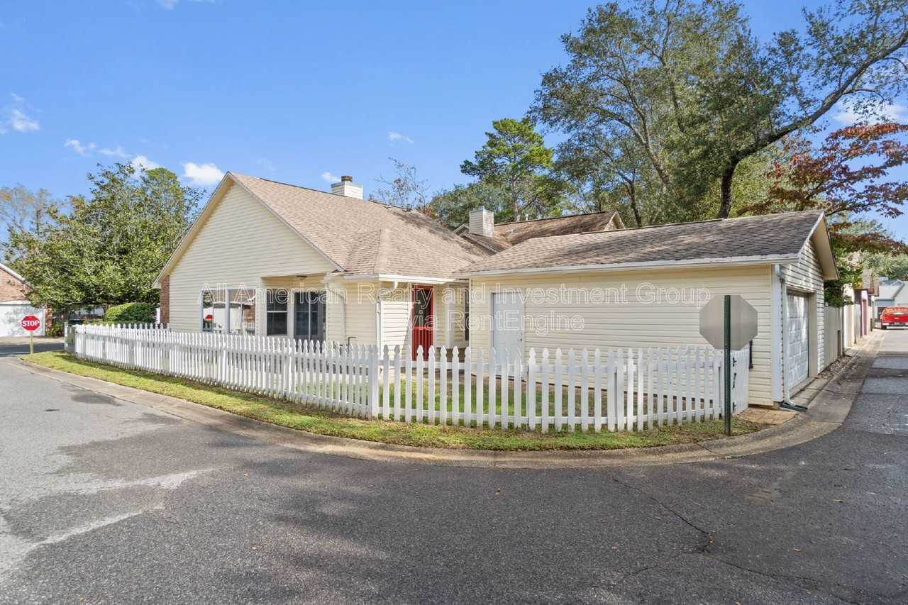 110 Parkwood Drive - Photo 3 of 21