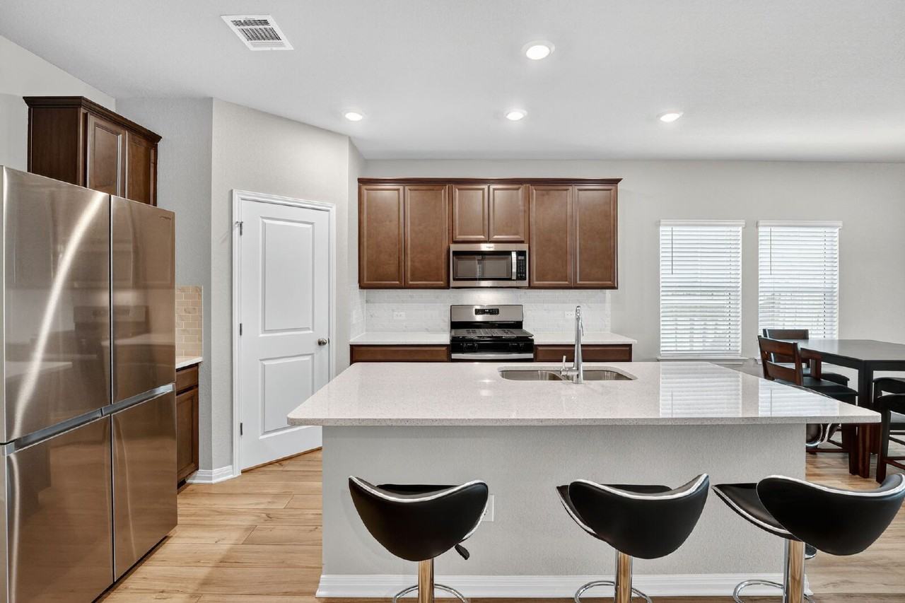 17801 Prairie Land Way - Photo 4 of 31