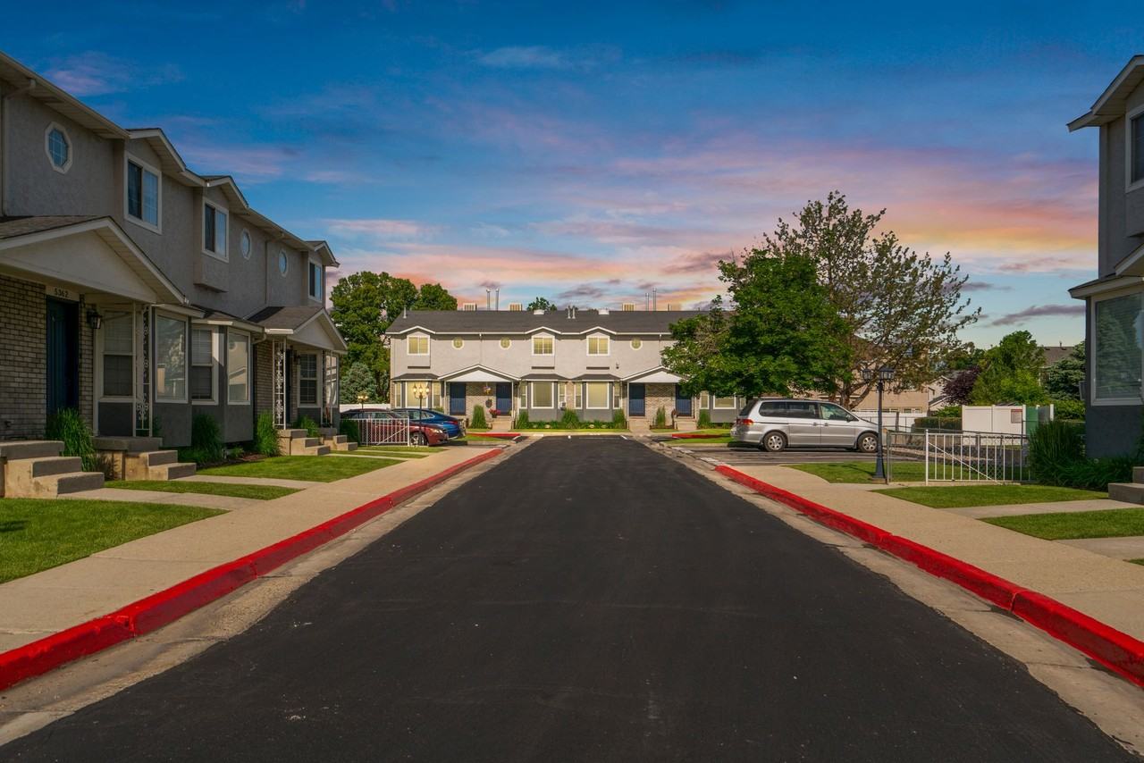 Ideal Cottonwood Location! - Photo 5 of 7