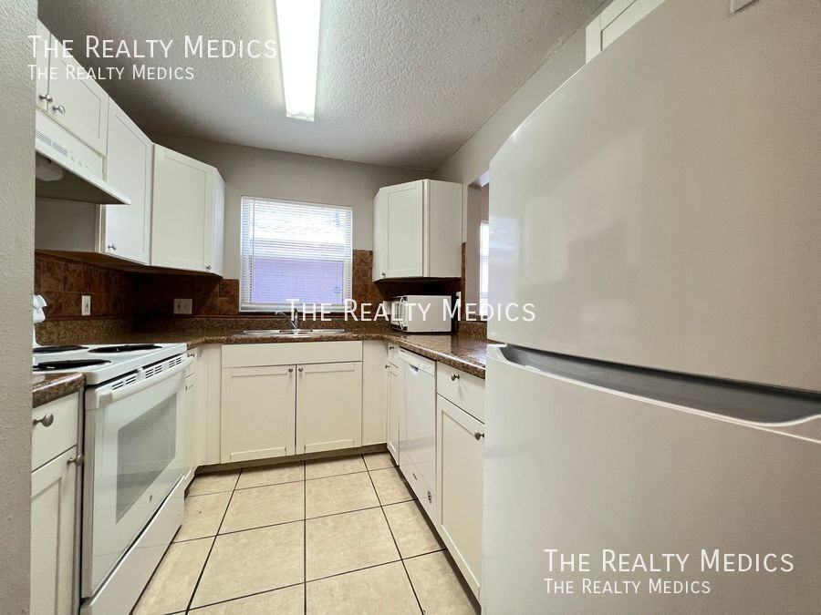 1143 Fremont Park Ave - Photo 2 of 17