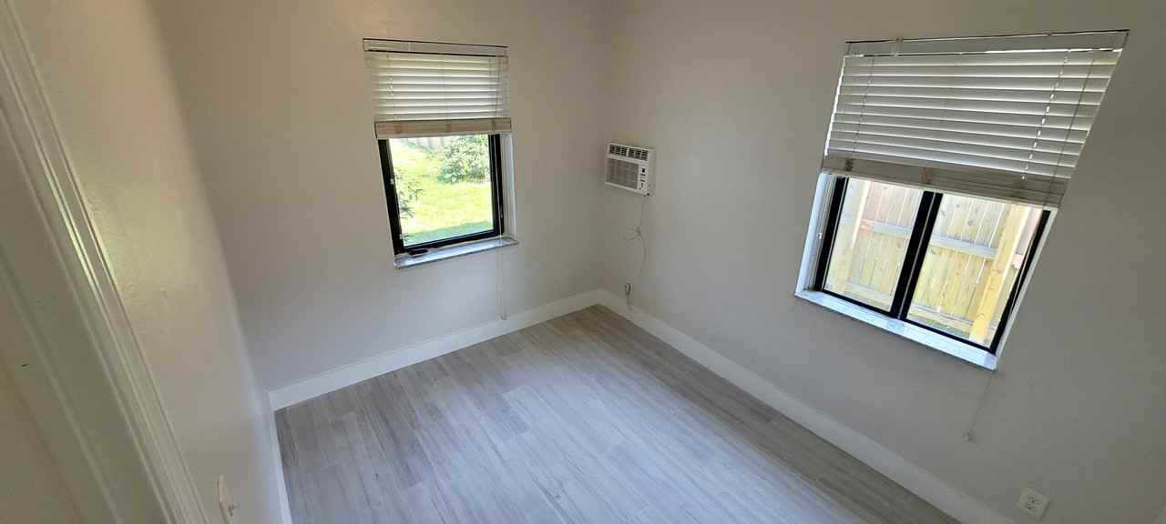 927 Ne 122nd St #NA - Photo 4 of 11