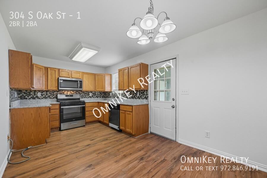 304 South Oak Street #1 - Photo 3 of 21