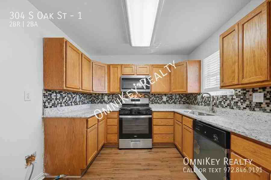 304 South Oak Street #1 - Photo 2 of 21