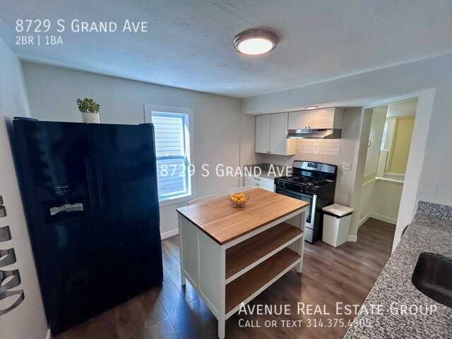 8729 S Grand Ave - Photo 3 of 10