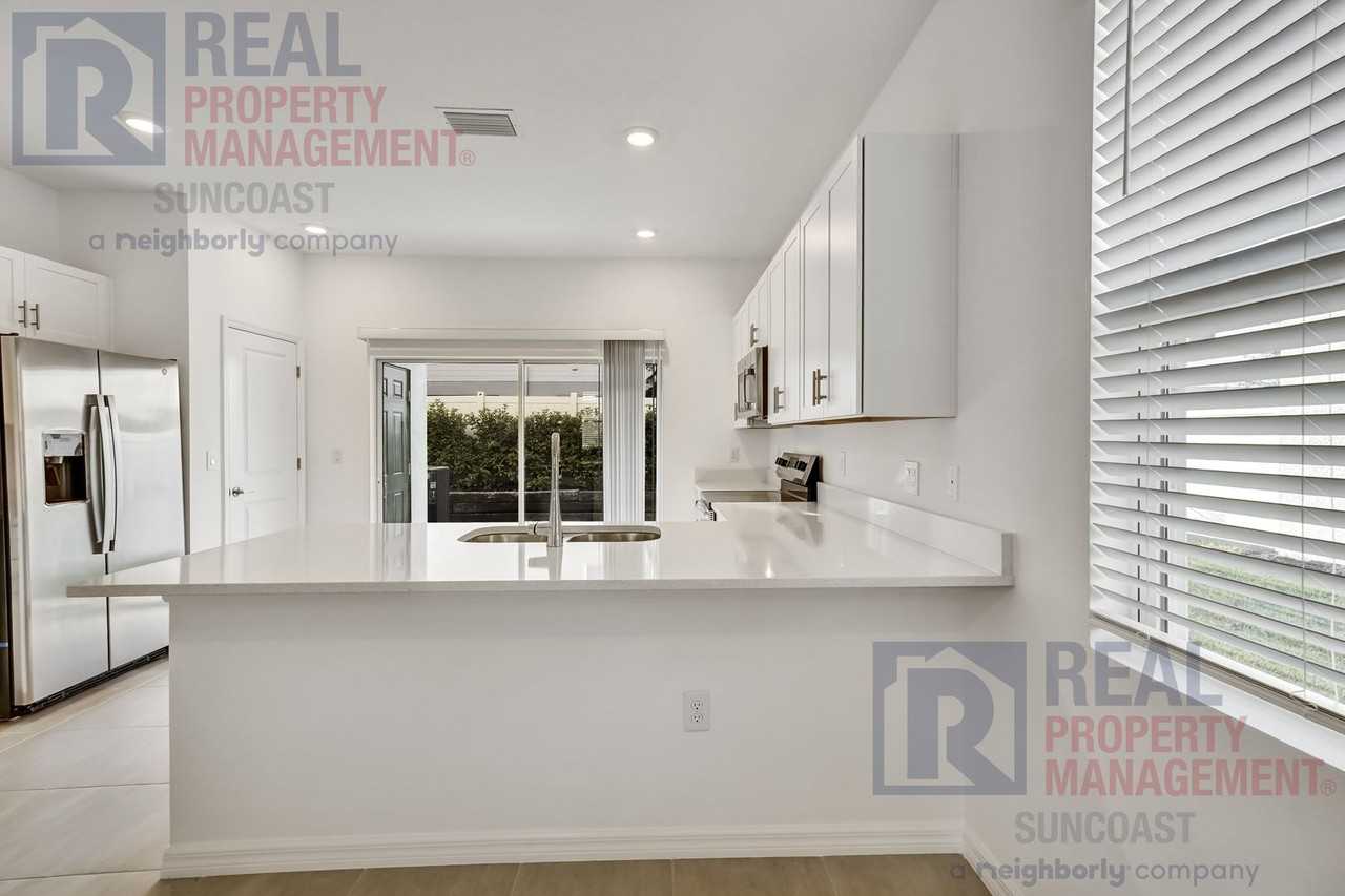 8700 Daybreak St - Photo 4 of 27