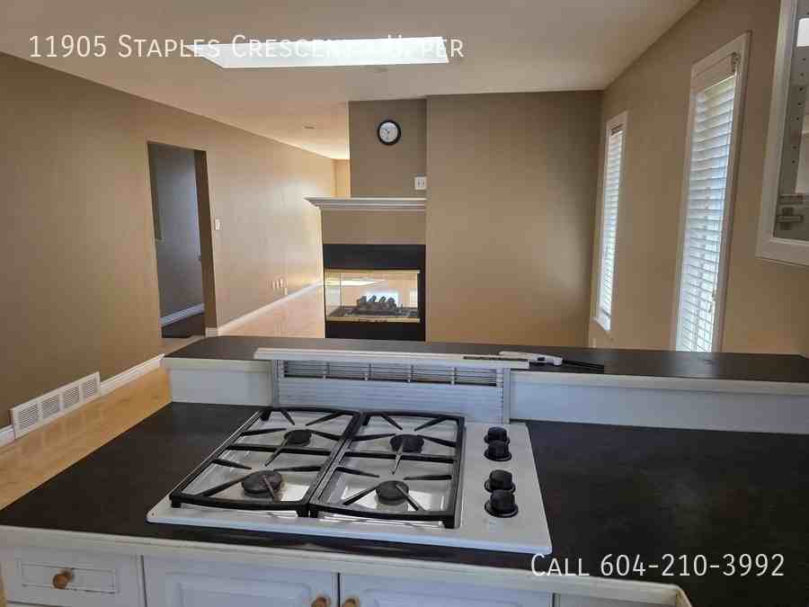 11905 Staples Cres - Photo 3 of 30