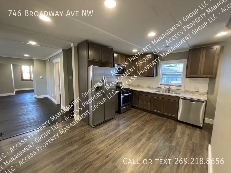 746 Broadway Ave Nw - Photo 2 of 31