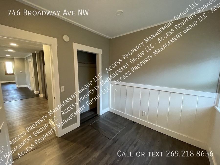 746 Broadway Ave Nw - Photo 5 of 31