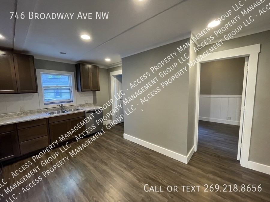 746 Broadway Ave Nw - Photo 7 of 31