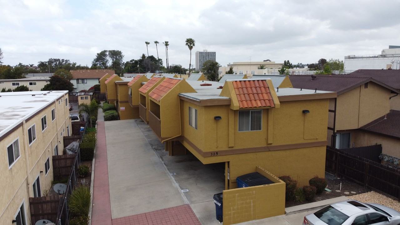 325 Roosevelt St - Photo 2 of 12