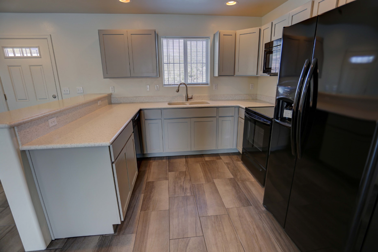 836 E 6th St - Photo 7 of 27