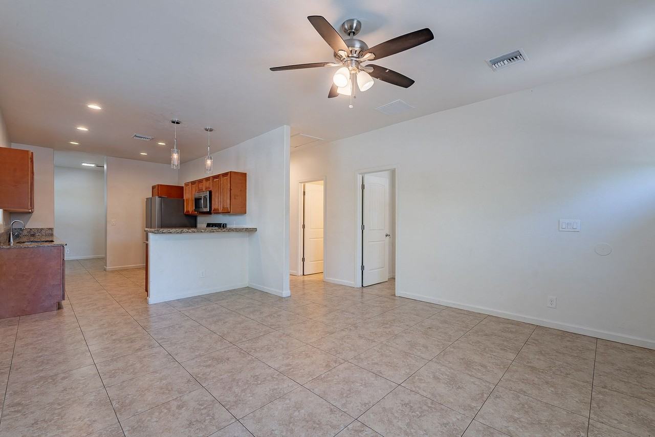 821 E Mabel St - Photo 4 of 27