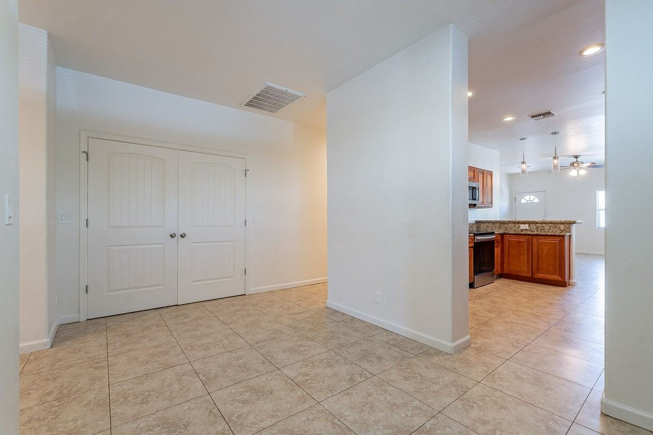 821 E Mabel St - Photo 7 of 27