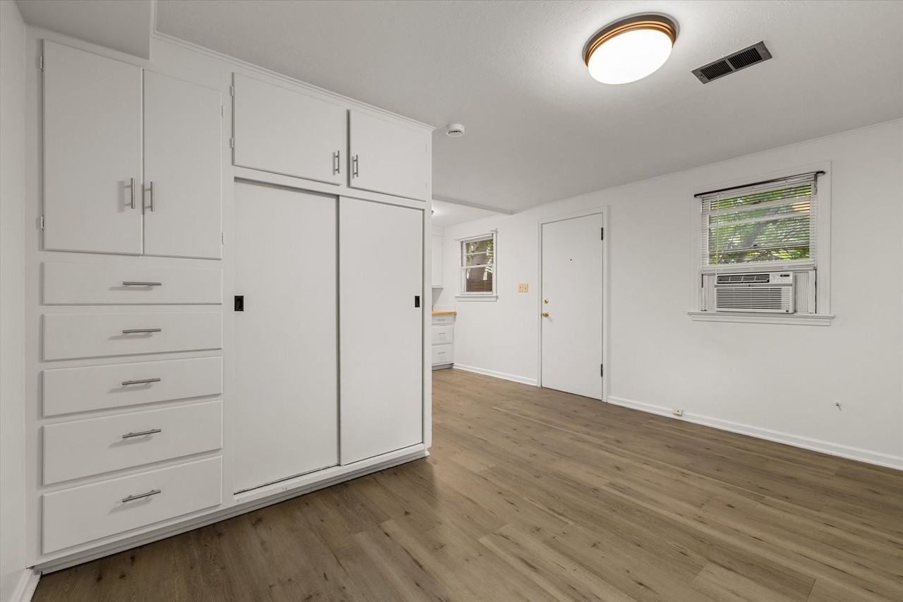 820 W Franklin St - Photo 4 of 8