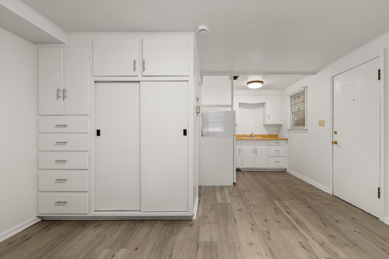 820 W Franklin St - Photo 5 of 8